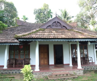 https://imgcld.yatra.com/ytimages/image/upload/t_hotel_yatra_city_desktop/v1437557922/Domestic Hotels/Hotels_Alleppey/Kovilakam Lakeside Villa/CR0A5728.jpg